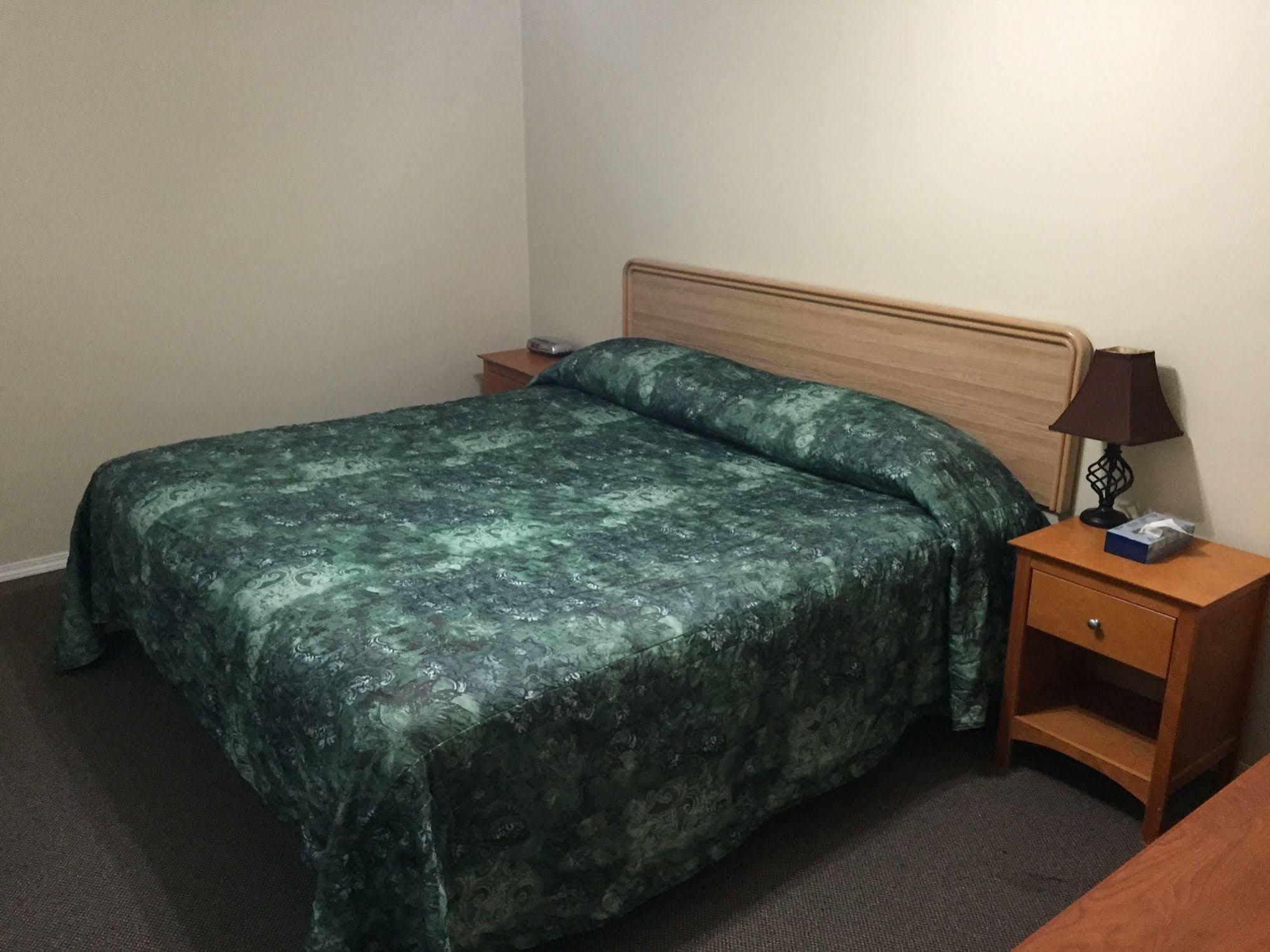 King'S Hotel & Motel By Elevate Rooms Shaunavon Exteriör bild